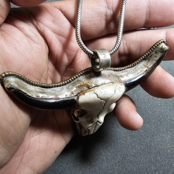 Hand Carved White Bull Head Skull Black Horn Pendant with Floral Back necklace o - Picture 6 of 11